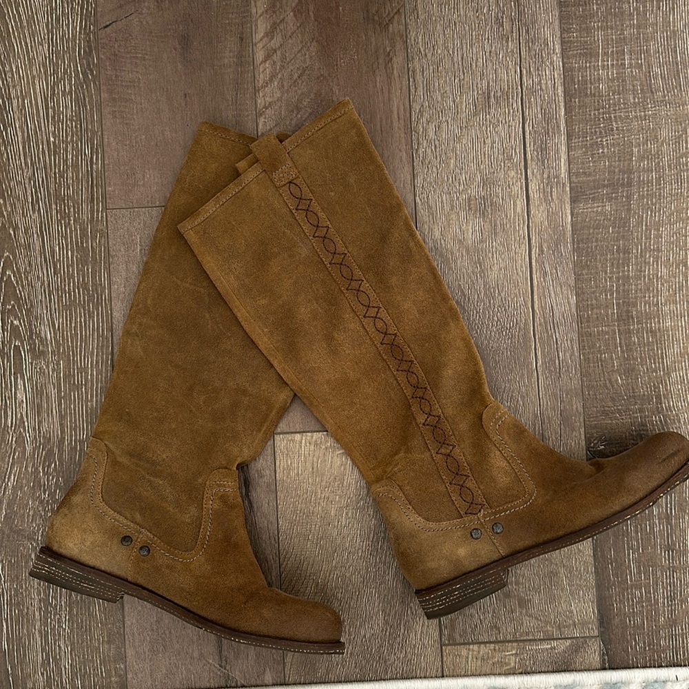 Like new OTBT Putney boots size 8
